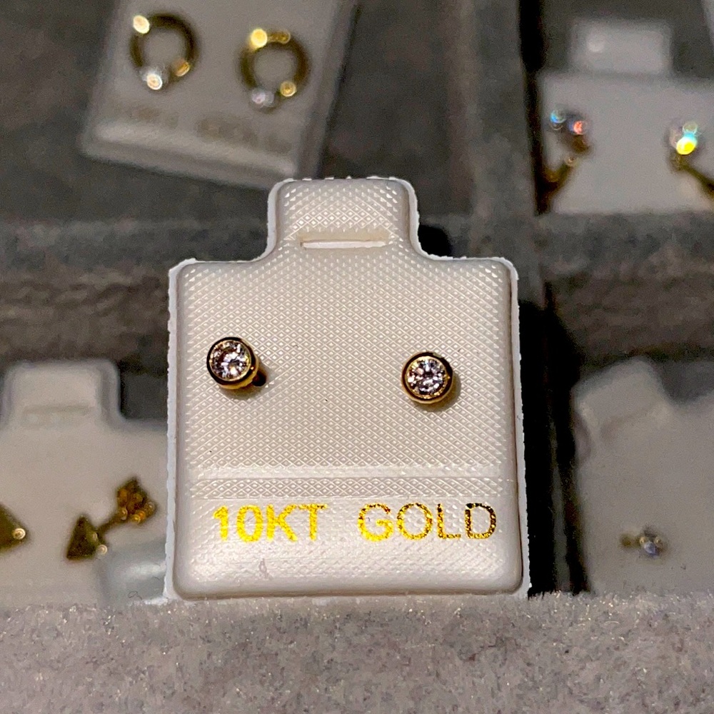 Gold cubic zirconia stud